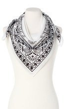 biała Chusta Bandana Apaszka damska Włoska 90x90 rebel Paisley