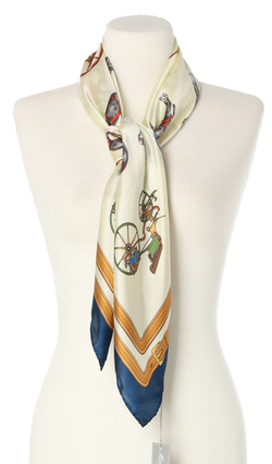 Ekskluzywna kremowa apaszka z jedwabiu chusta włoska Marina D'Este 90x90 Italian Silk karoce konie