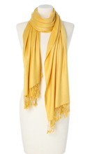Duży szal z połyskiem pashmina 70x180cm całoroczny z wiskozy do płaszcza i kurtki żółty szalik