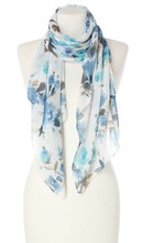 Włoski duży szal szalik biały w niebieskie kwiaty 70x180cm do sukienki kwiatowy na elegancki prezent